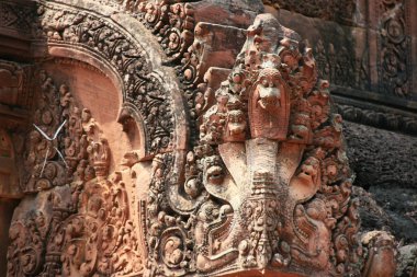 Güneydoğu Asya ülkelerinde tapınak mimarisi, heykeller ve büyük ağaçlar