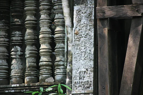 Tempelarkitektur Skulpturer Och Stora Träd Sydostasien — Stockfoto