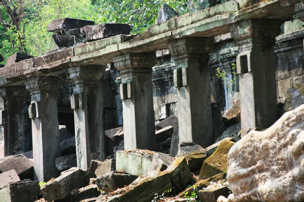 Tempel Architectuur Sculpturen Grote Bomen Zuidoost Aziatische Landen — Stockfoto
