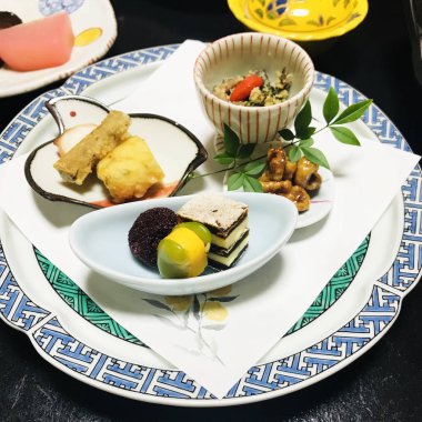 Geleneksel Japon kahvaltısı, lezzetli görünüyor..