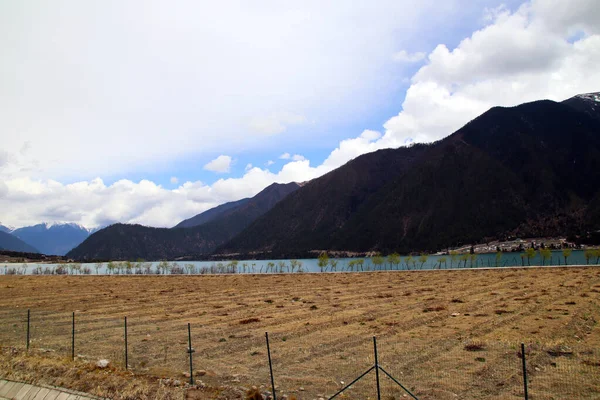 Céu Azul Nuvens Brancas Montanhas Distantes Água Verde Bancos Areia — Fotografia de Stock