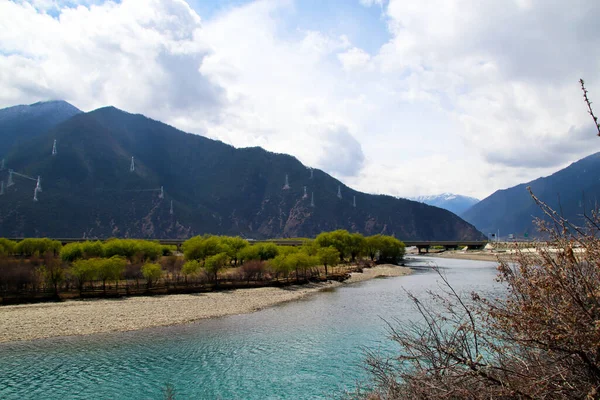 Blue Sky White Clouds Distant Mountains Green Water Sandbars Trees — Stock Photo, Image