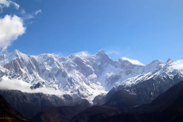 Nanga Bawa Peak Montagnes Enneigées Ciel Bleu Nuages Blancs Maisons — Photo