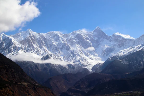 Nanga Bawa Piek Besneeuwde Bergen Blauwe Lucht Witte Wolken Volkshuizen — Stockfoto