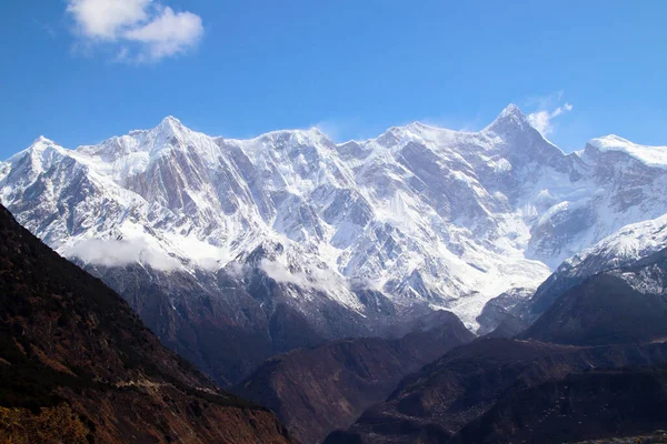 Pico Nanga Bawa Montañas Nevadas Cielo Azul Nubes Blancas Casas — Foto de Stock