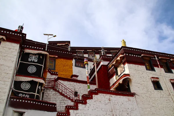 Тибетские Буддийские Храмы Имеют Белые Стены Красные Крыши Тибетские — стоковое фото