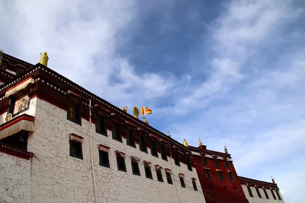 Templi Buddhisti Tibetani Hanno Pareti Bianche Tetti Rossi Sono Molto — Foto Stock