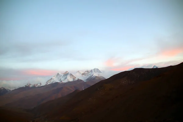 Fondo Las Coloridas Nubes Las Montañas Nevadas Distancia Aún Más — Foto de Stock