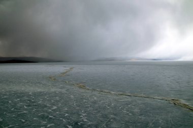 Alp buzu gölü bulutlarla çevrili.