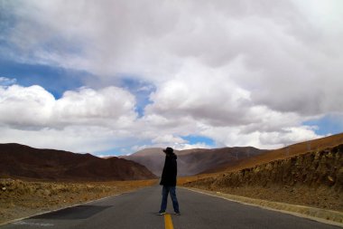Platonun derin dağlarına giden yol, siyahlı adam yolun ortasında dikiliyor.
