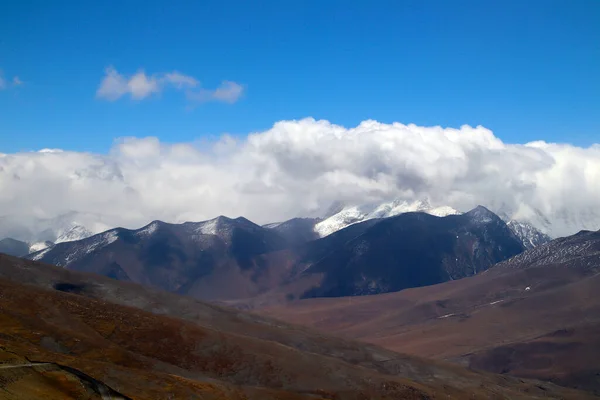 Plateau Estrada Sinuosa Céu Azul Nuvens Brancas Montanhas Nevadas Distância — Fotografia de Stock