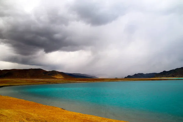 Jezioro Święte Płaskowyż Niebiesko Zielona Woda Jeziorna Odległe Góry Kolorze — Zdjęcie stockowe