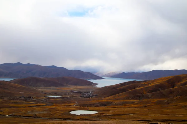 Kahverengi Dağlar Mavi Göller Değişen Bulutlar Güzel Bir Plato Manzarası — Stok fotoğraf