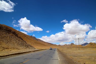 Everest manzaralı güzel, kahverengi dağlar, mavi gökyüzü ve beyaz bulutlar, mesafeye giden yol