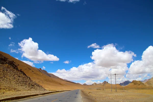 Everest Scenic Beauty Brown Mountains Blue Sky White Clouds Road — Stock Photo, Image