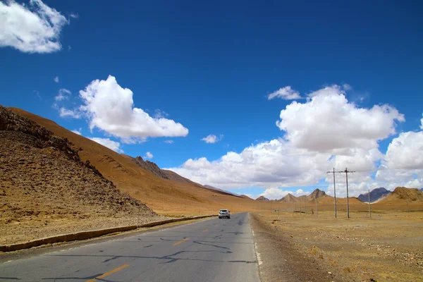 Everest Beauté Pittoresque Montagnes Brunes Ciel Bleu Nuages Blancs Route — Photo