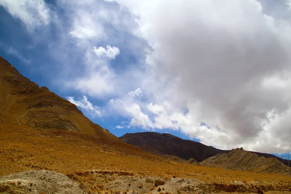 Csodálatos Táj Everest Scenic Area Barna Domboldalon Havas Hegyek Távolban — Stock Fotó