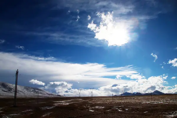 Meseta Torre Transmisión Alto Voltaje Cielo Azul Nubes Blancas Lago — Foto de Stock