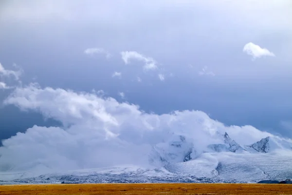 Plateau Hoogspanningstoren Blauwe Lucht Witte Wolken Ijsmeer Verre Shishapangma Peak — Stockfoto