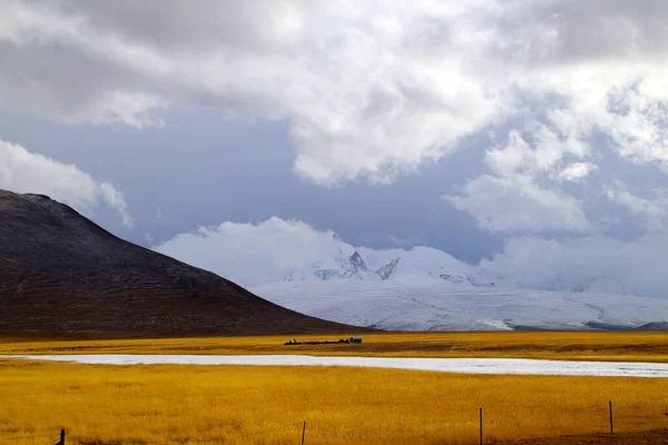 Soleado Después Nieve Cabaña Pasto Las Montañas Nevadas Distancia Cielo — Foto de Stock