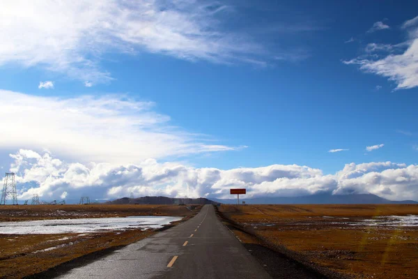 Soleado Después Nieve Cabaña Pasto Las Montañas Nevadas Distancia Cielo — Foto de Stock