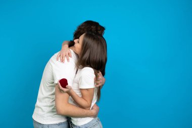 Mavi arka planda izole edilmiş mutlu nişanlı çift