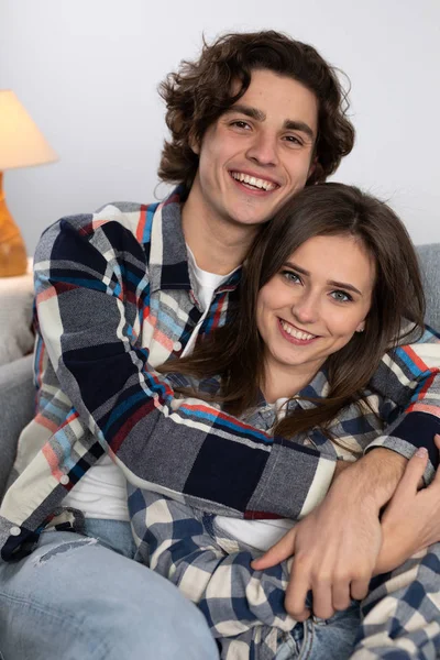 Front view of smiling couple embracing in living room — Stock Photo, Image