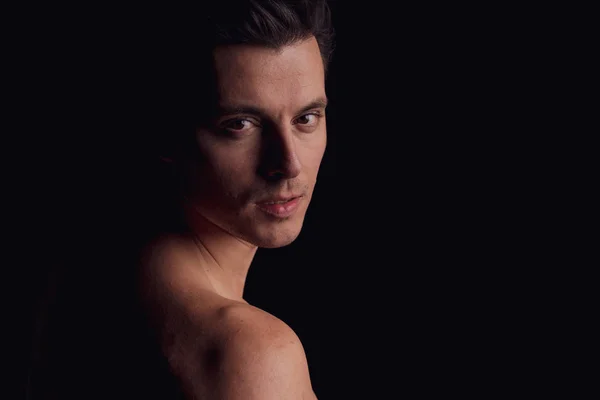 Barechested guy with a dramatic light in the Studio.. close-up, looking directly at the camera — Stok fotoğraf