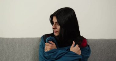 Ekoseli esmer kızla kaplıydı. Evde üşüyordu. Isıtma problemi yoktu. Hasta kız grip olmuştu.