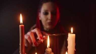 Bıçak ve mumlarla cadının seçici odağı