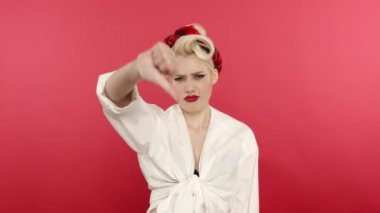 Hoşnut olmayan kadın baş parmağını kaldırıyor