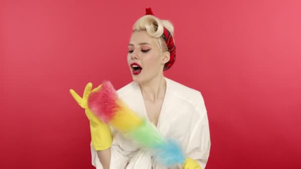 Smiling pin up woman in rubber gloves holding duster — Stok Video