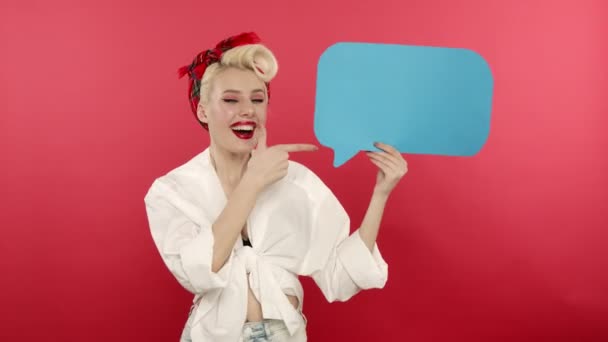 Usmívající se pin up žena drží řeč bublina a ukazující palec nahoru — Stock video