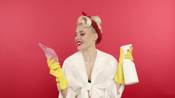 Sonriendo pin up mujer en guantes sosteniendo la botella de aerosol — Vídeo de stock