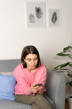 Evde elinde akıllı telefon olan bir kız. Erkek arkadaşına. problemler