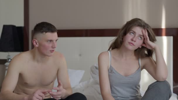 Оскорбленная девушка слушает парня во время обсуждения проблемы — стоковое видео