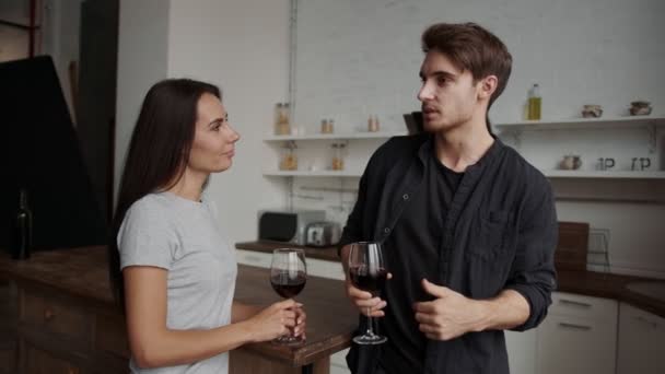 Lyckligt par har ett samtal. På tal om något roligt, med vin eller juice — Stockvideo