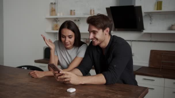 Una coppia felice fa conversazione. Parlare di qualcosa con gli amici per telefono videochiamata — Video Stock
