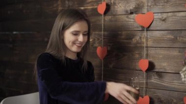 Mutlu kız şampanya bardaklarını tokuşturup hediye kutularını değiş tokuş ediyor.