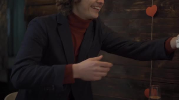 Lächelnder Mann beim Umtausch von Geschenkboxen am Valentinstag — Stockvideo