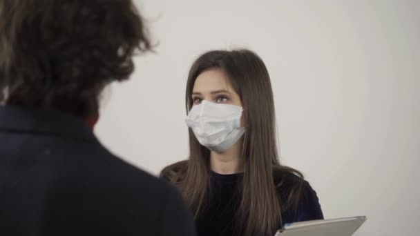 Частичный взгляд на мужчину, разговаривающего с женщиной в медицинской маске — стоковое видео