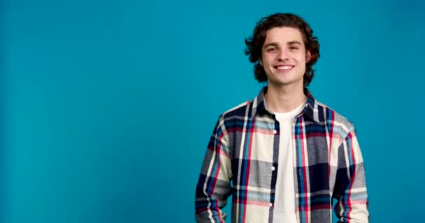 Front view of stylish man laughing and looking at camera isolated on blue background — Stock Video