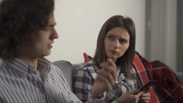 Focus sélectif de l'homme avec écouteurs et fille avec smartphone — Video