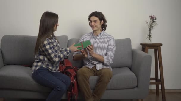Homem tomando caixa de presente e apresentando flores para namorada ofendida — Vídeo de Stock