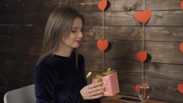 Leende flicka utbyta presenter under dejten — Stockvideo