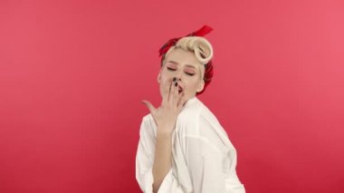 Flirty kadın pembe arka planda elleri ile ağız örten