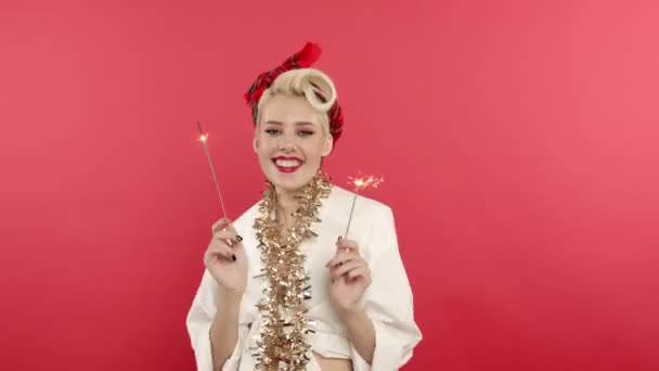 Glimlachende pin up vrouw dansen met nieuwjaar sterretjes op roze achtergrond — Stockvideo