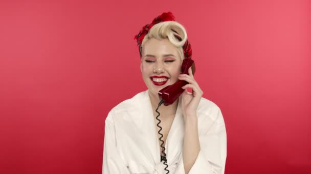 Blondýny pin up žena se směje a mluví na retro telefon — Stock video