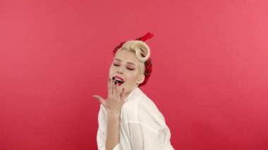 Flirty pin kadın pembe arka planda oops işareti gösteren