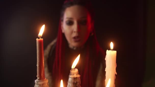 Wybiórcze skupienie zaklęcia czarownic i zdmuchnięcie świec — Wideo stockowe
